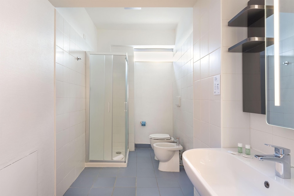 غرفة قياسية بسرير كوين، B&B Hotel Pomezia Roma 5/7