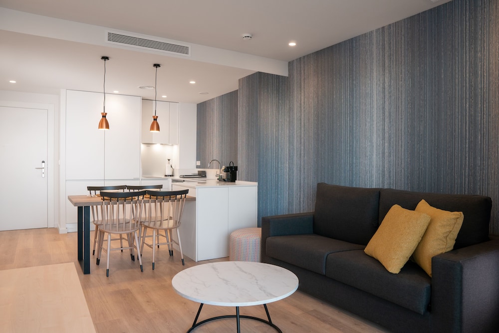 Ahoy Apartments 4/50