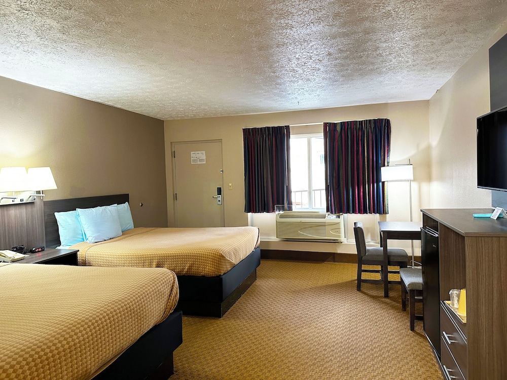 STANDARD, 2 QUEEN BEDS, COURTSIDE, PET FRIENDLY