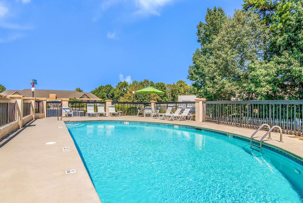 Quality Inn Suwanee I-85 3/39