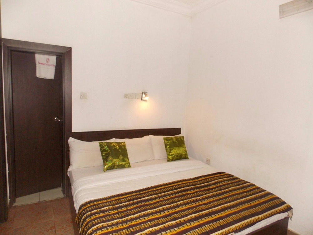 LUXURY, KING BED