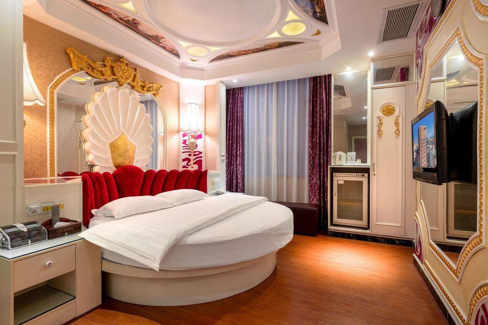 Round Bed