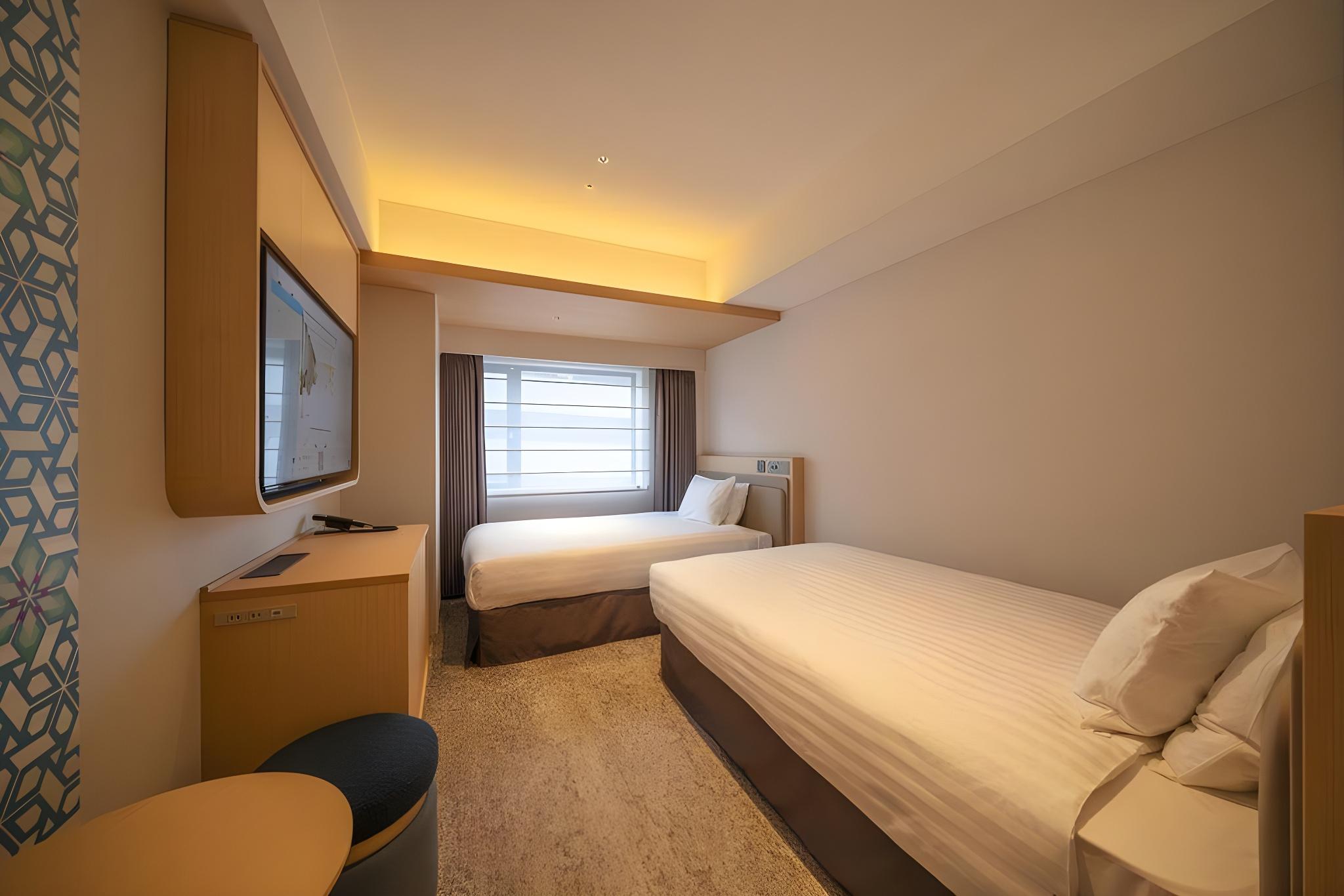 Universal, Twin Beds