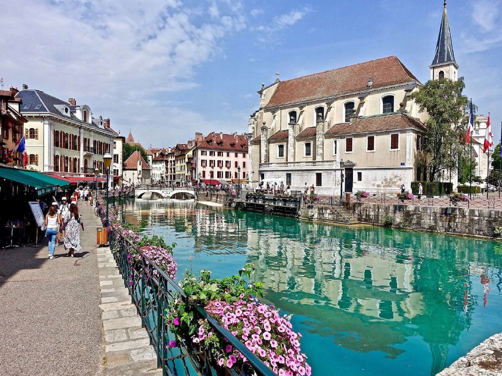 Campanile Annecy Cran Gevrier 56/63