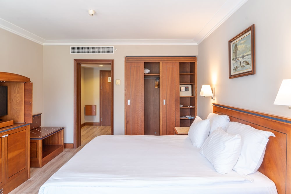 SENIOR, SUITE, MULTIPLE BEDS