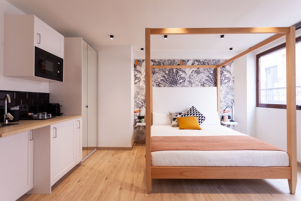 DELUXE, DOUBLE BED