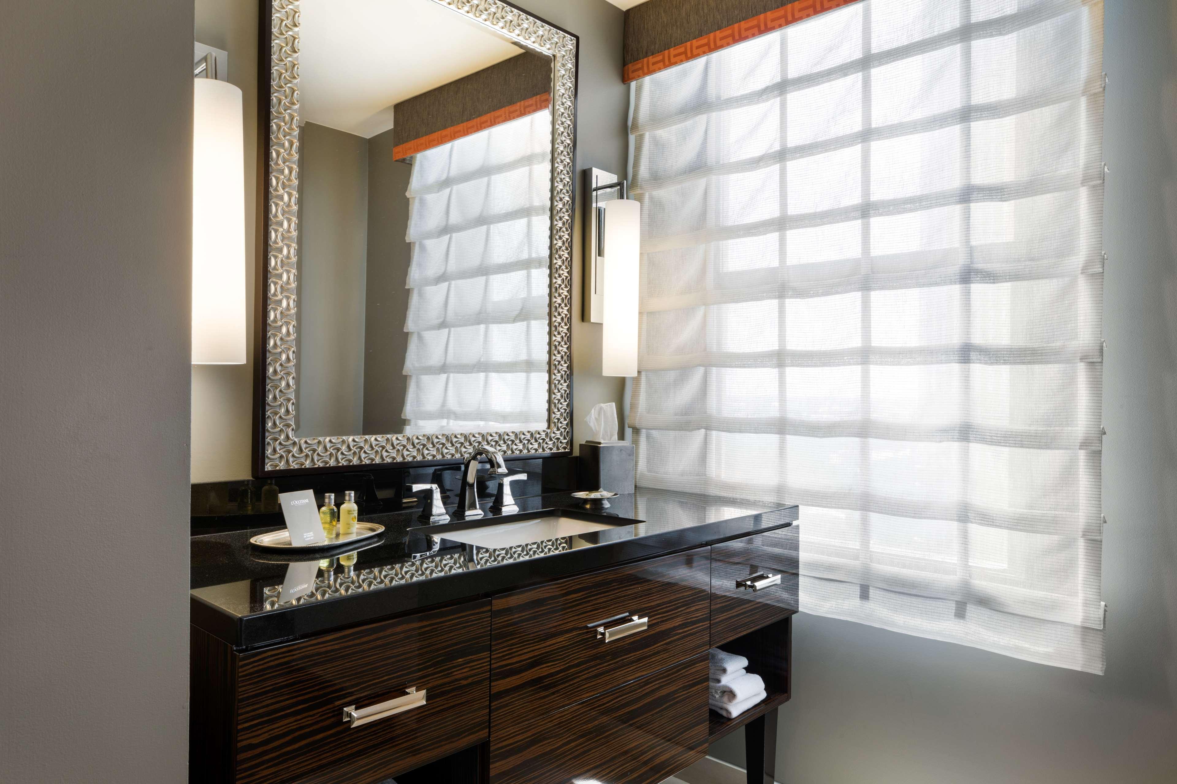 غرفة ديلوكس بسرير كوين، Colcord Hotel Oklahoma City, Curio Collection by Hilton 10/10