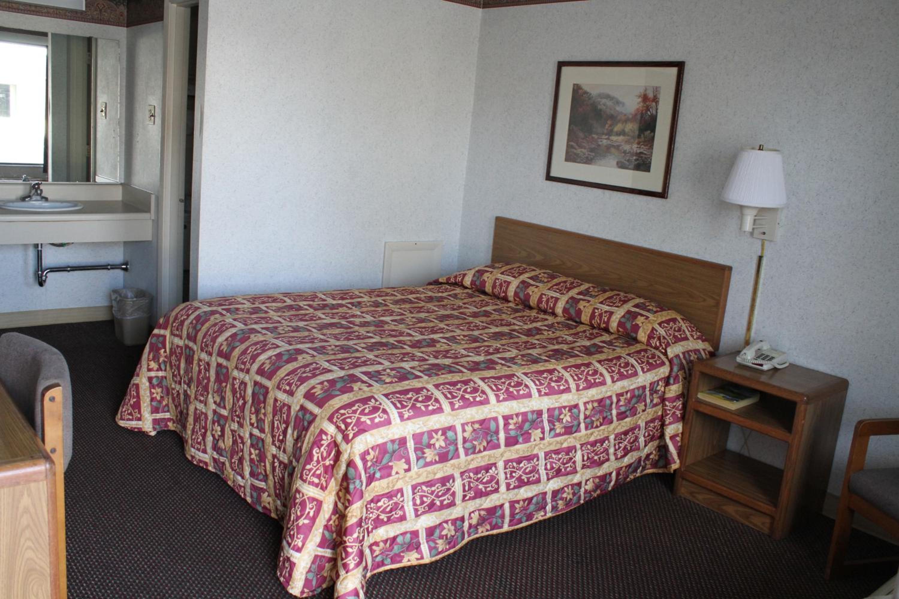 غرفة بسرير كوين، Budget Host Inn 6/10