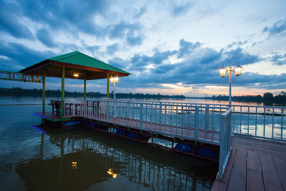Bluemoon Riverside Resort 45/50