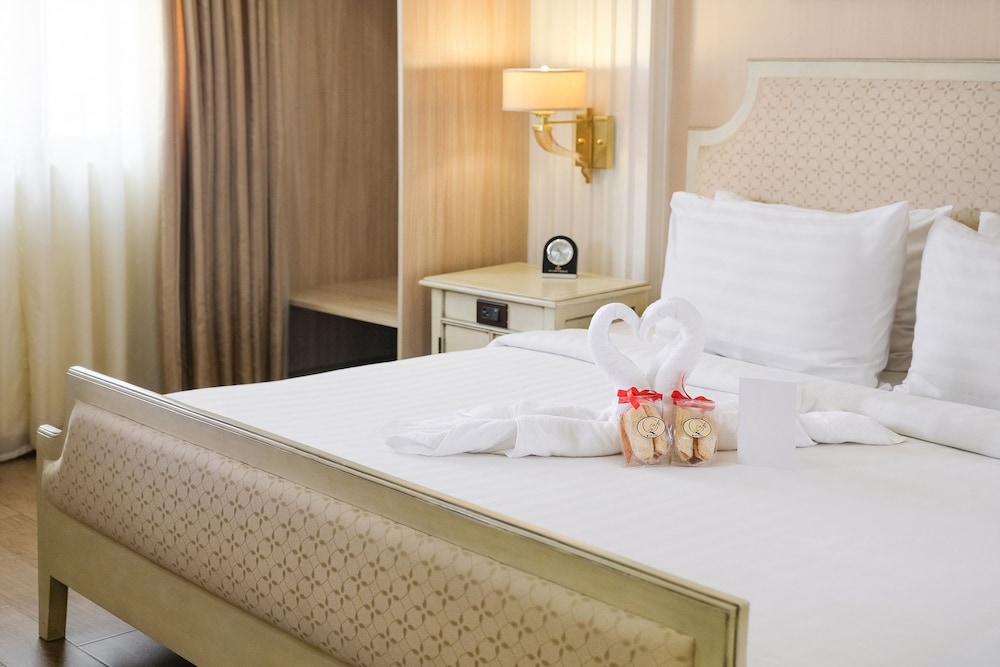 Golden Prince Hotel And Suites 13/50