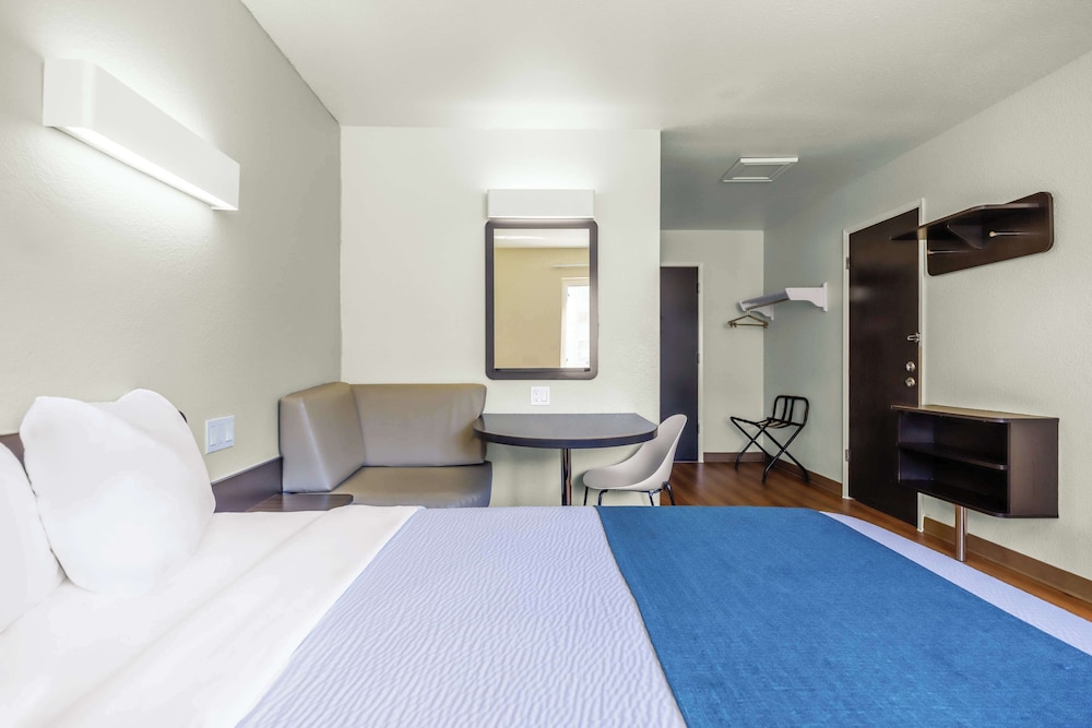DELUXE, QUEEN BED