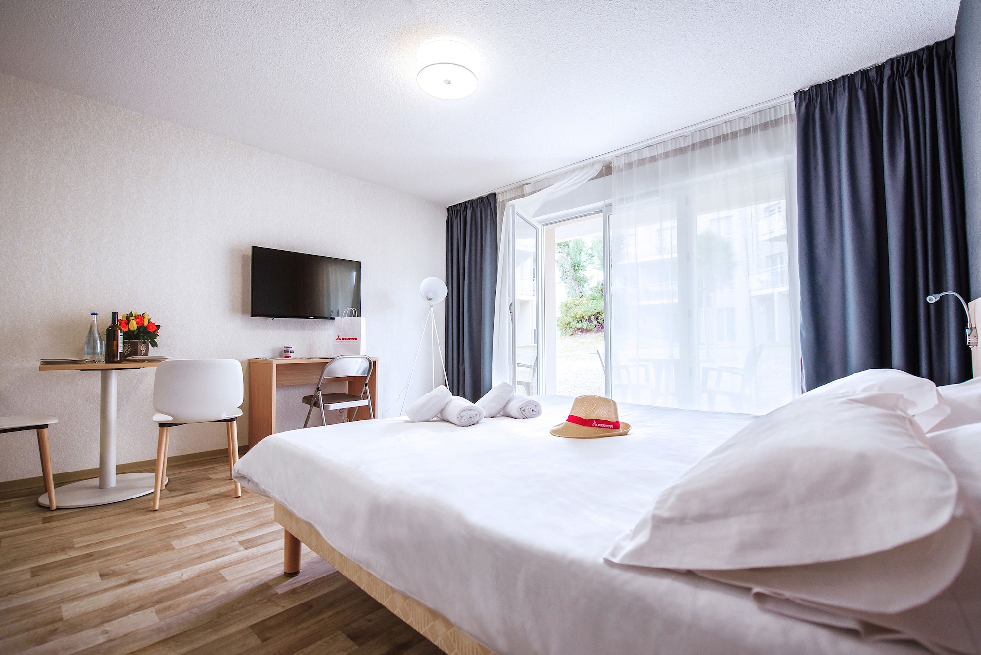 Studio, Twin Beds