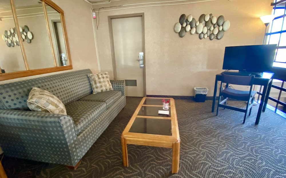 Ramada by Wyndham Whitecourt 30/48
