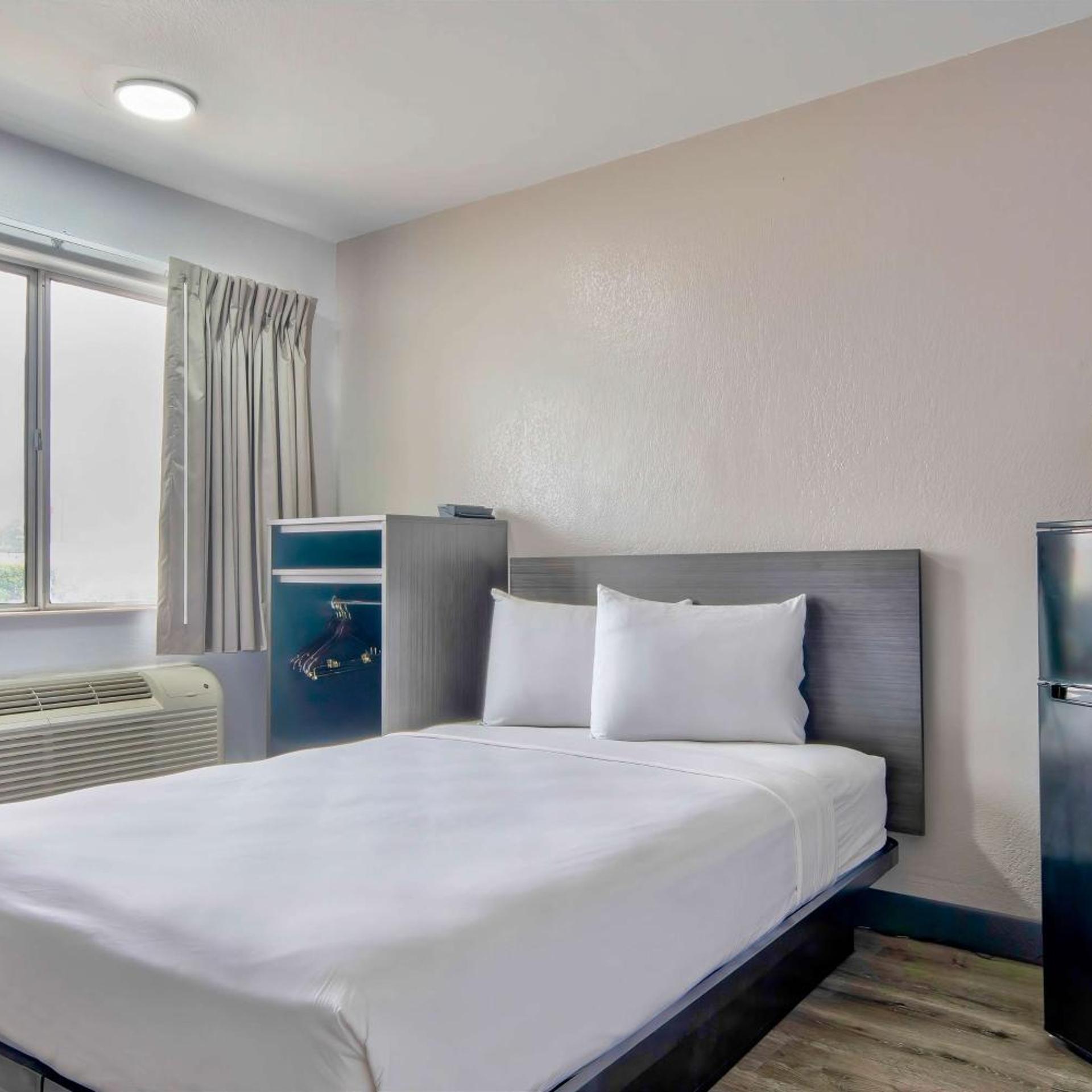 غرفة بسرير مزدوج لذوي الإعاقة، Motel6 Austin, TX - North 3/5