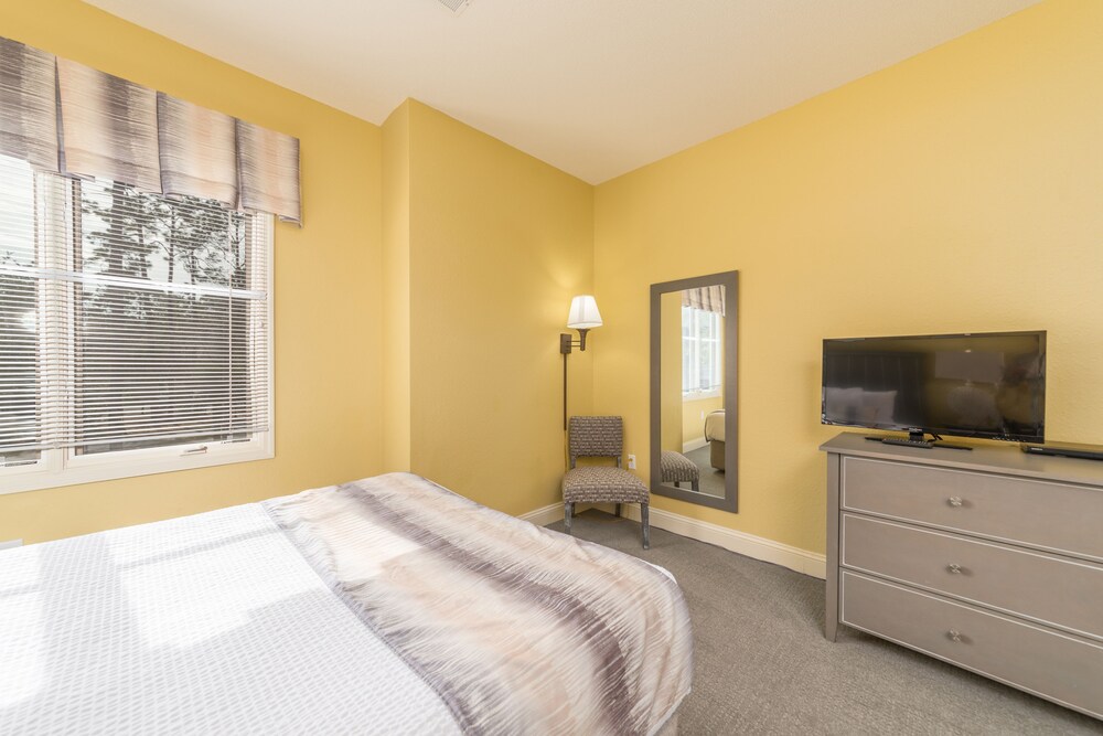 3 BEDROOMS, CONDO, PREMIUM, 2 BATHROOMS