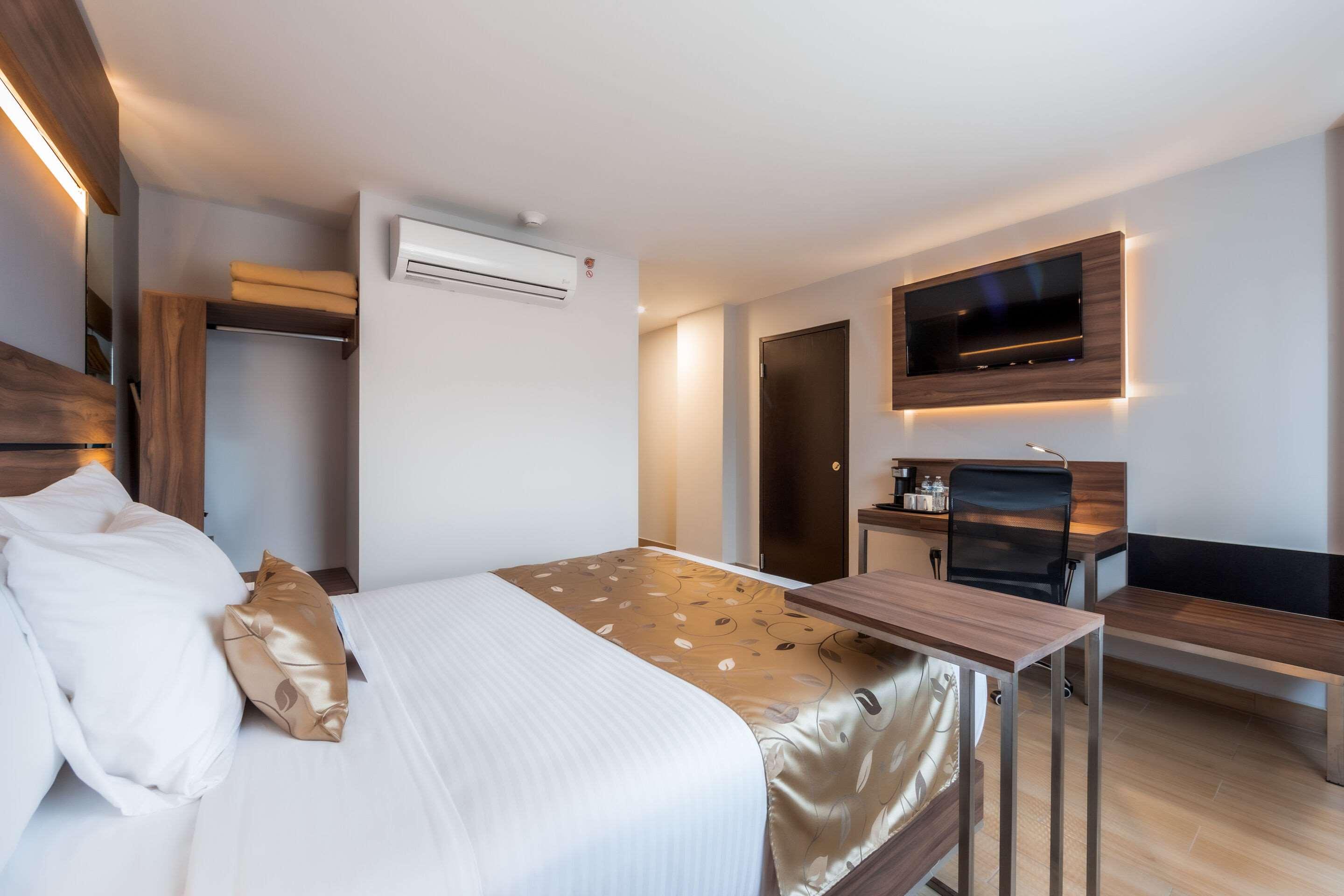 ROOM, QUEEN BED