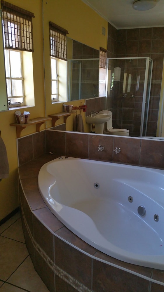 Flintstones Guest House Fourways 49/50