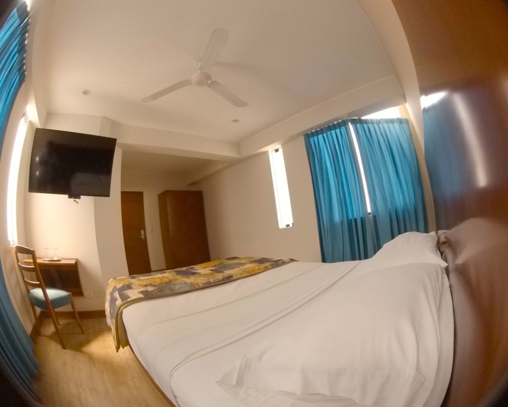 STANDARD, QUEEN BED