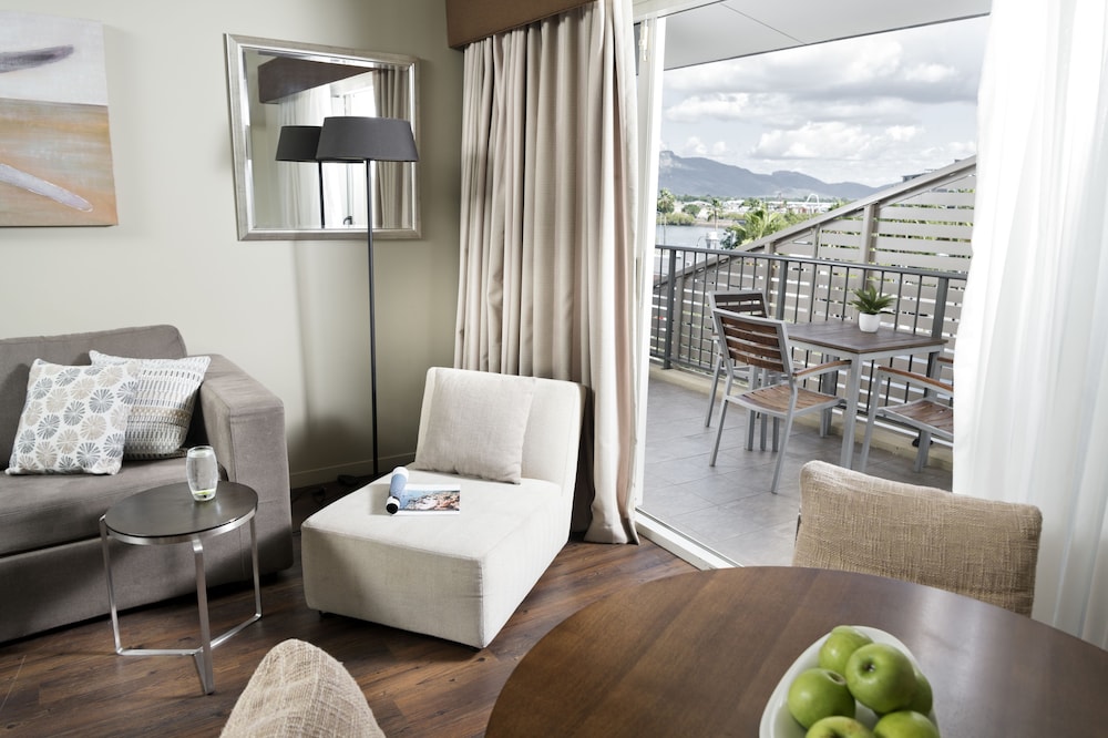 Grand Hotel And Apartments Townsville 12/20