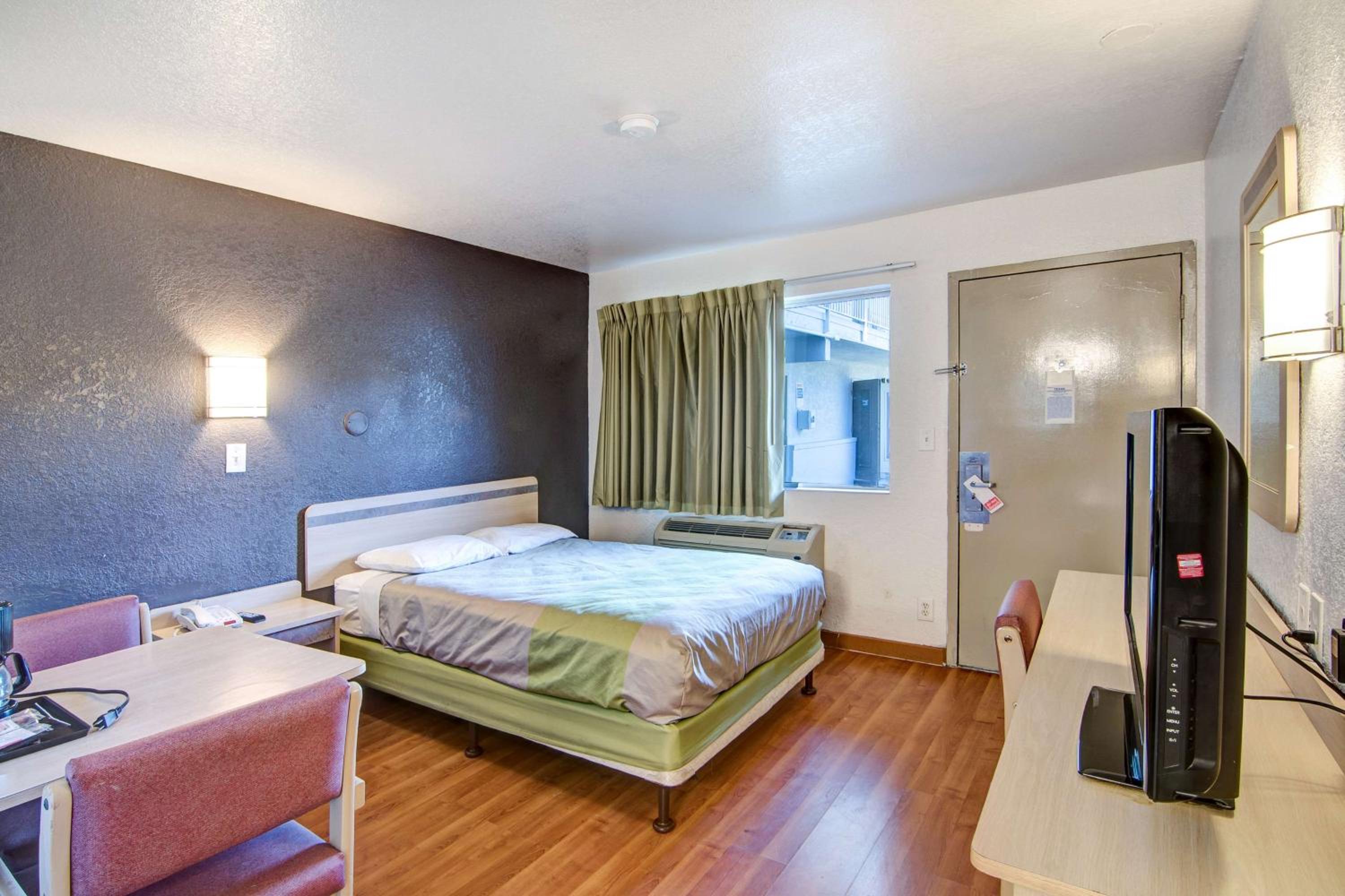 1 Full Bed Mobility Access RI Shwr, Nsmk