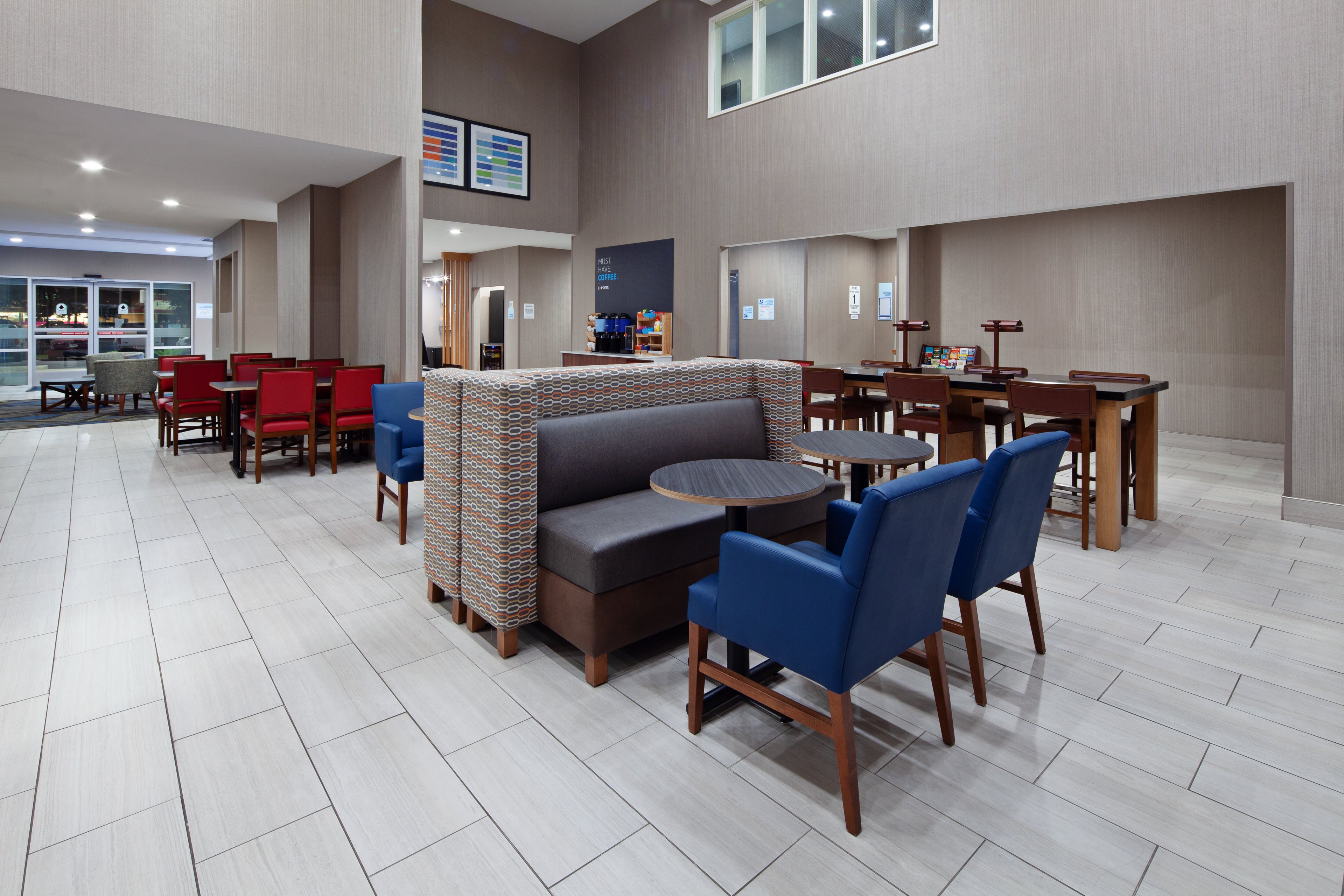 Holiday Inn Express Suites Tular Ex Charter Inn Suites 17/24