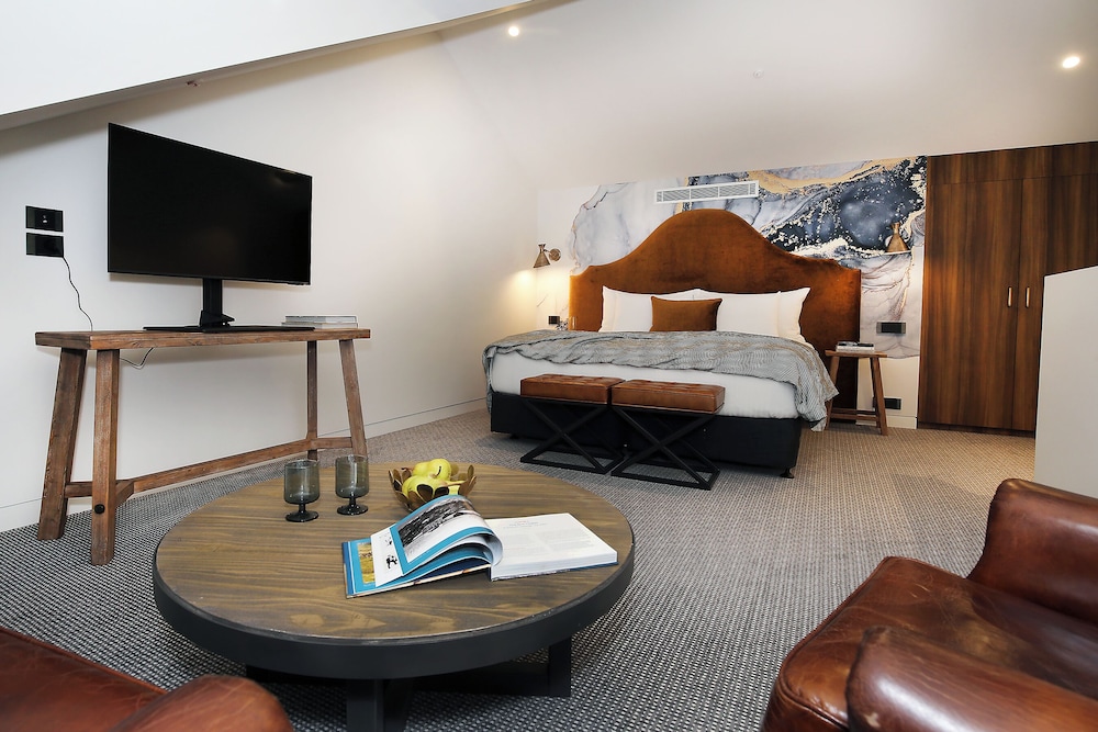 LAKE JINDABYNE HOTEL 58/75