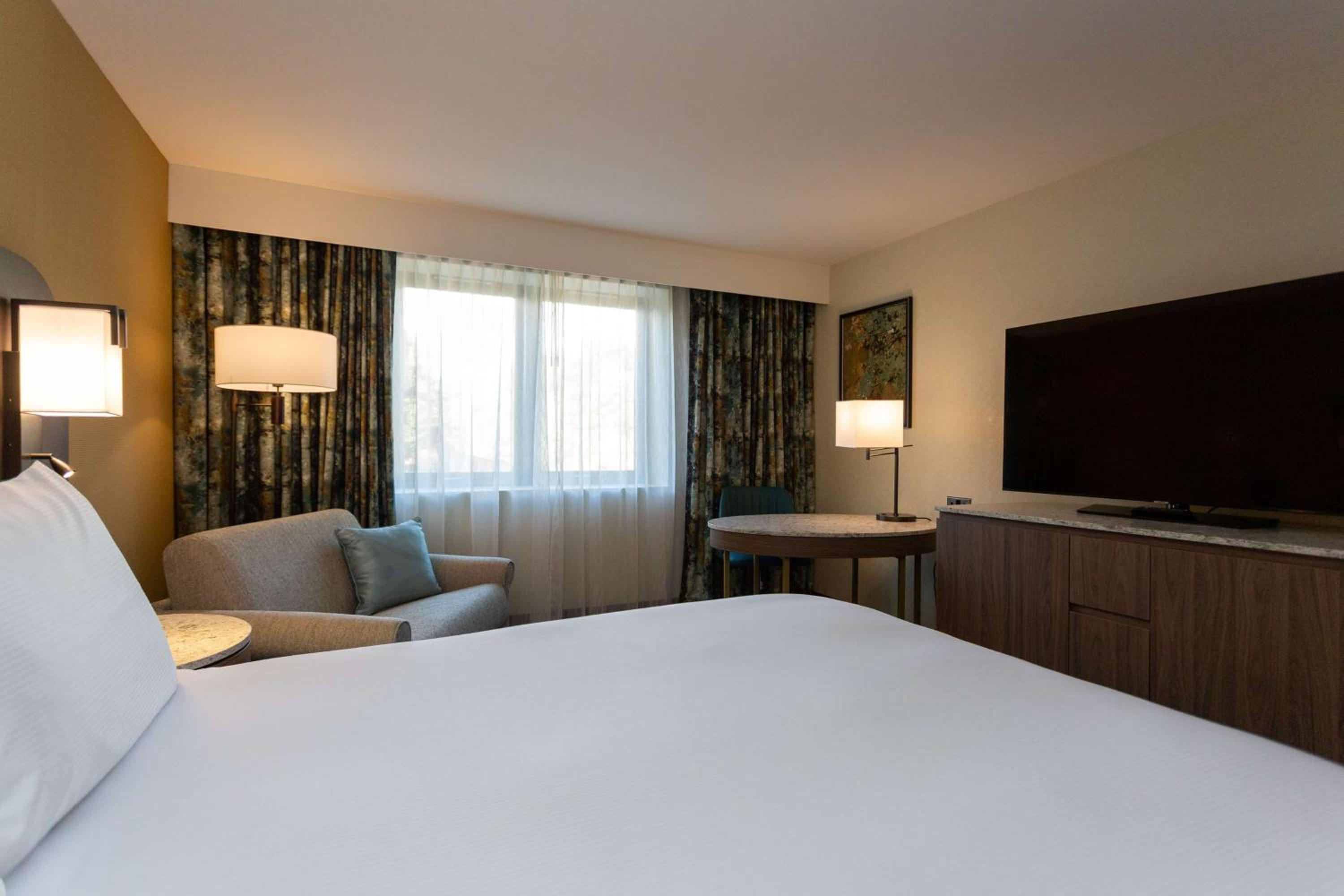 SUPERIOR, QUEEN BED, SOFA