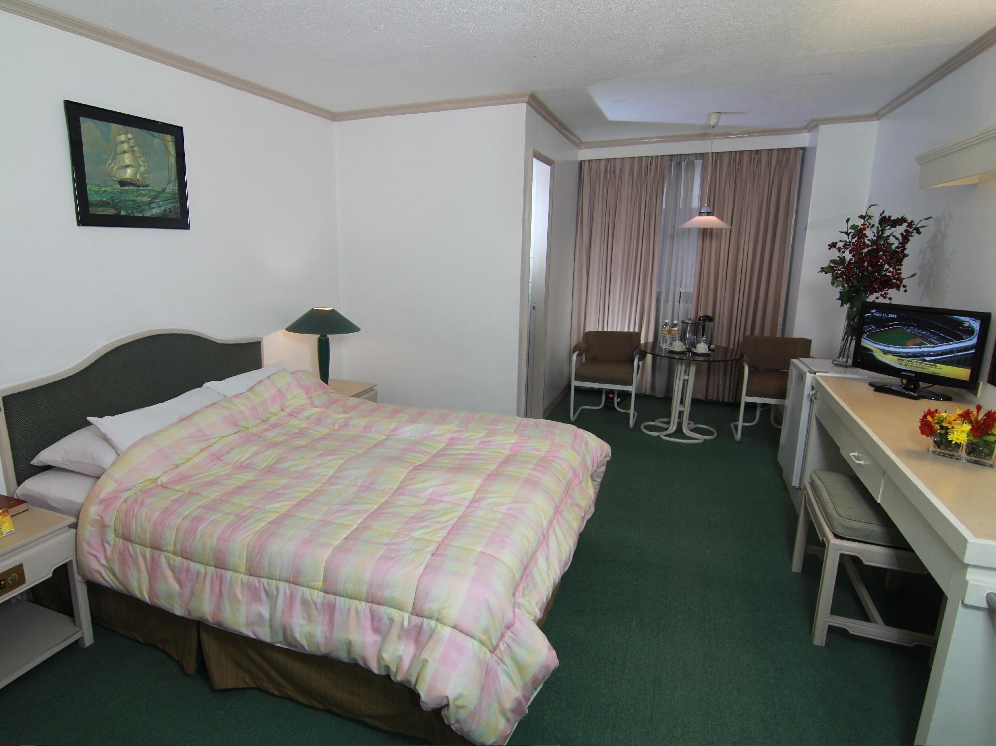 SUITE, DOUBLE OR TWIN BED