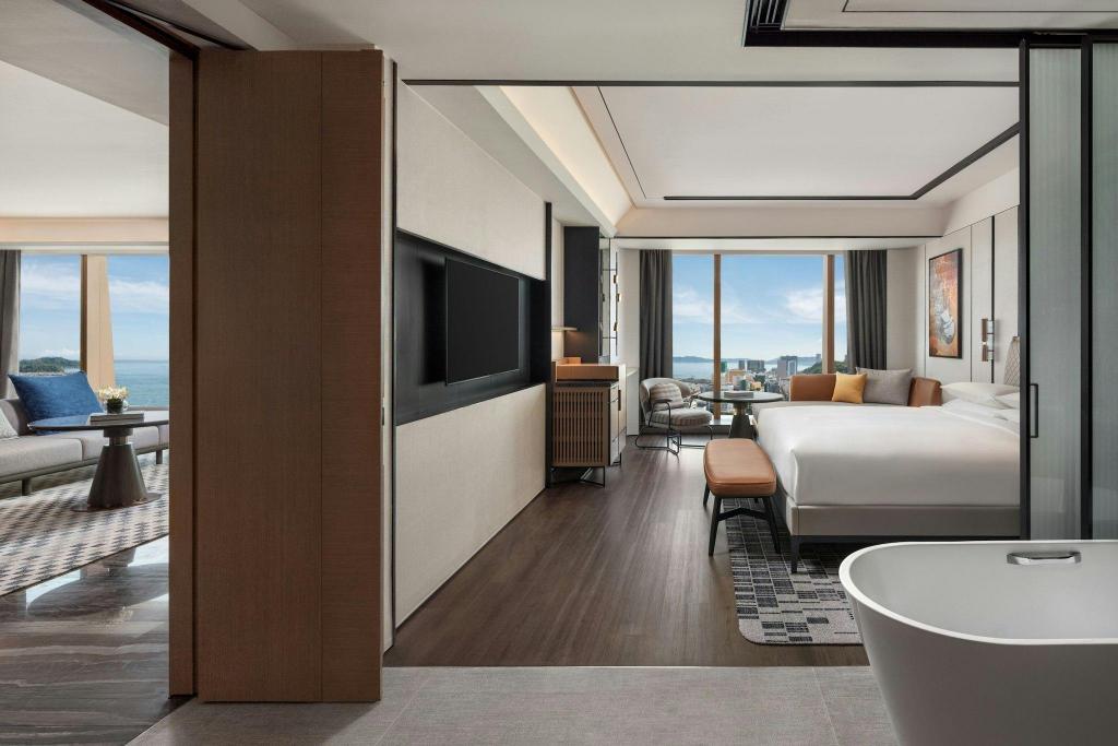 1 Bedroom, Deluxe, Suite, King Bed, Sea View, Executive Lounge Access