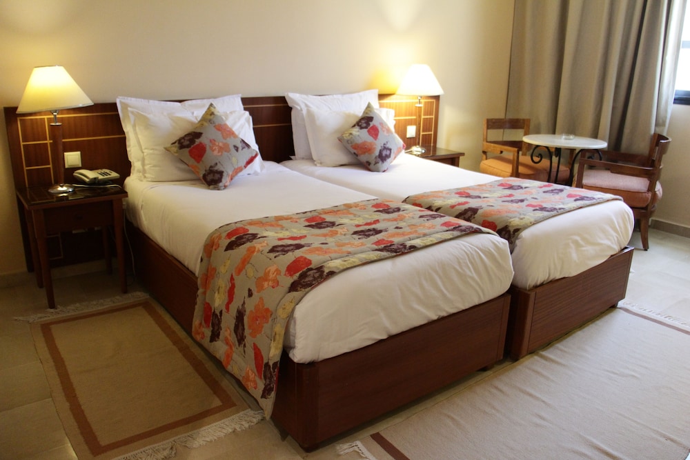 ROOM, DOUBLE OR TWIN BED