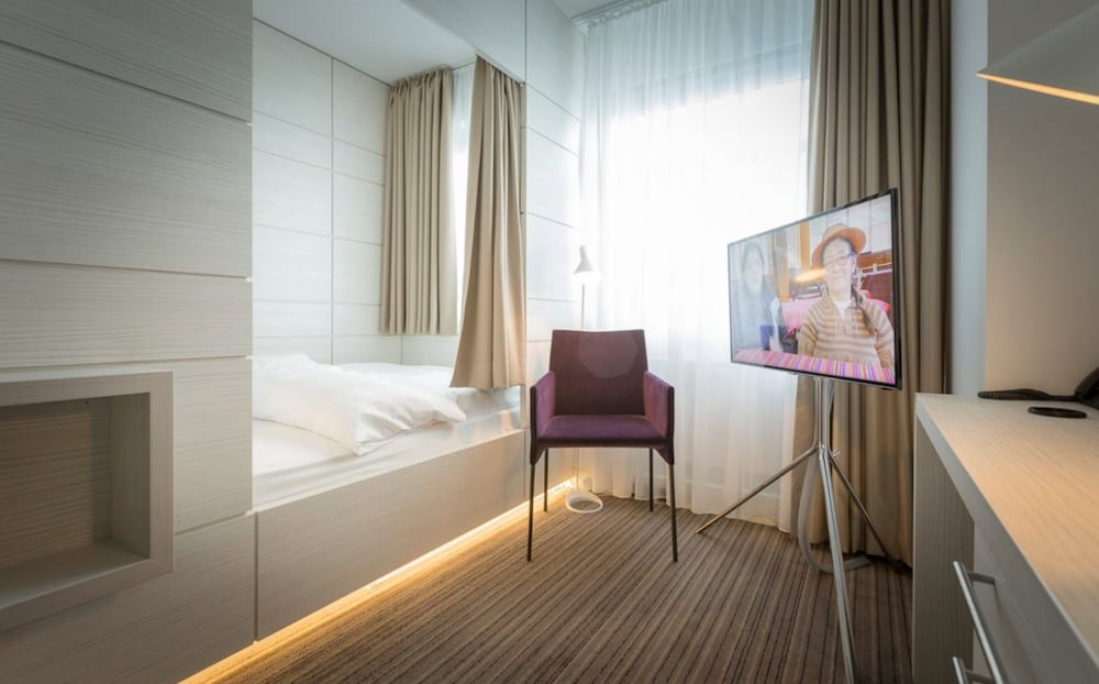 ALTERA HOTEL 12/33
