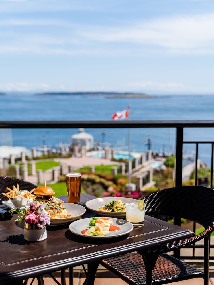 Oak Bay Beach Hotel 52/65