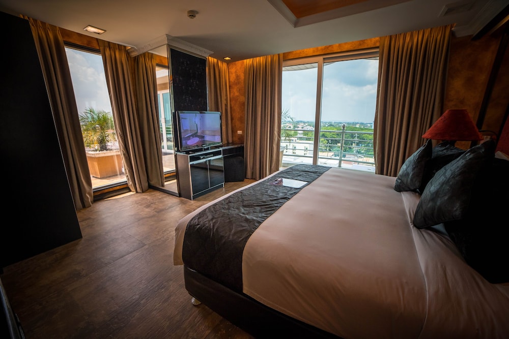 Fields Plaza Suites 17/65