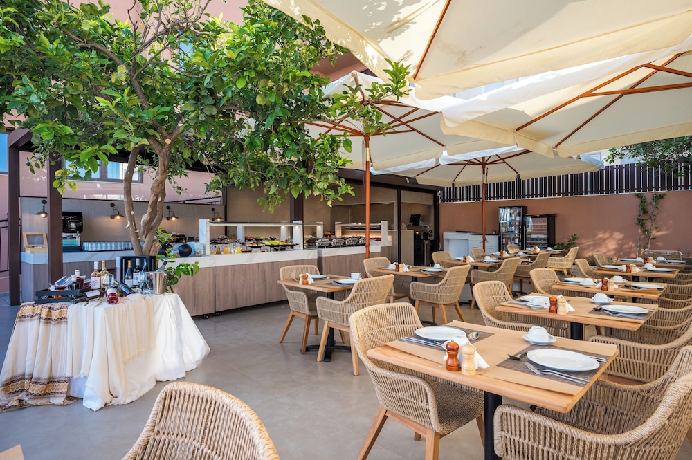 Pyria Hotel 64/80