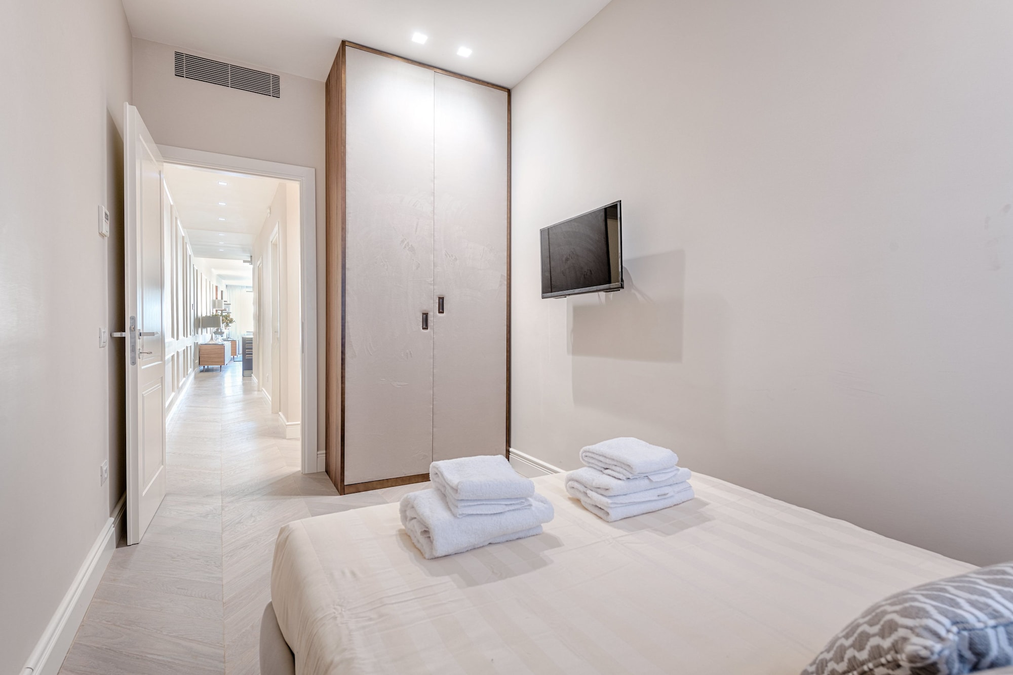 3 BEDROOMS, CONDO, LUXURY