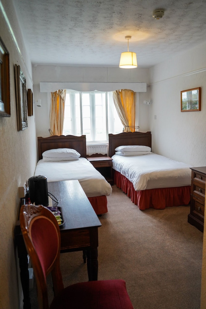 The Fox &amp; Hounds Hotel 8/36