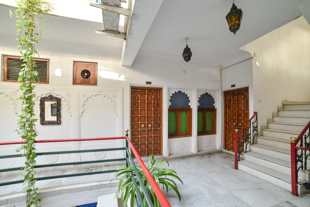 Hotal Devraj Niwas on Lake Pichola Udaipur 9/50