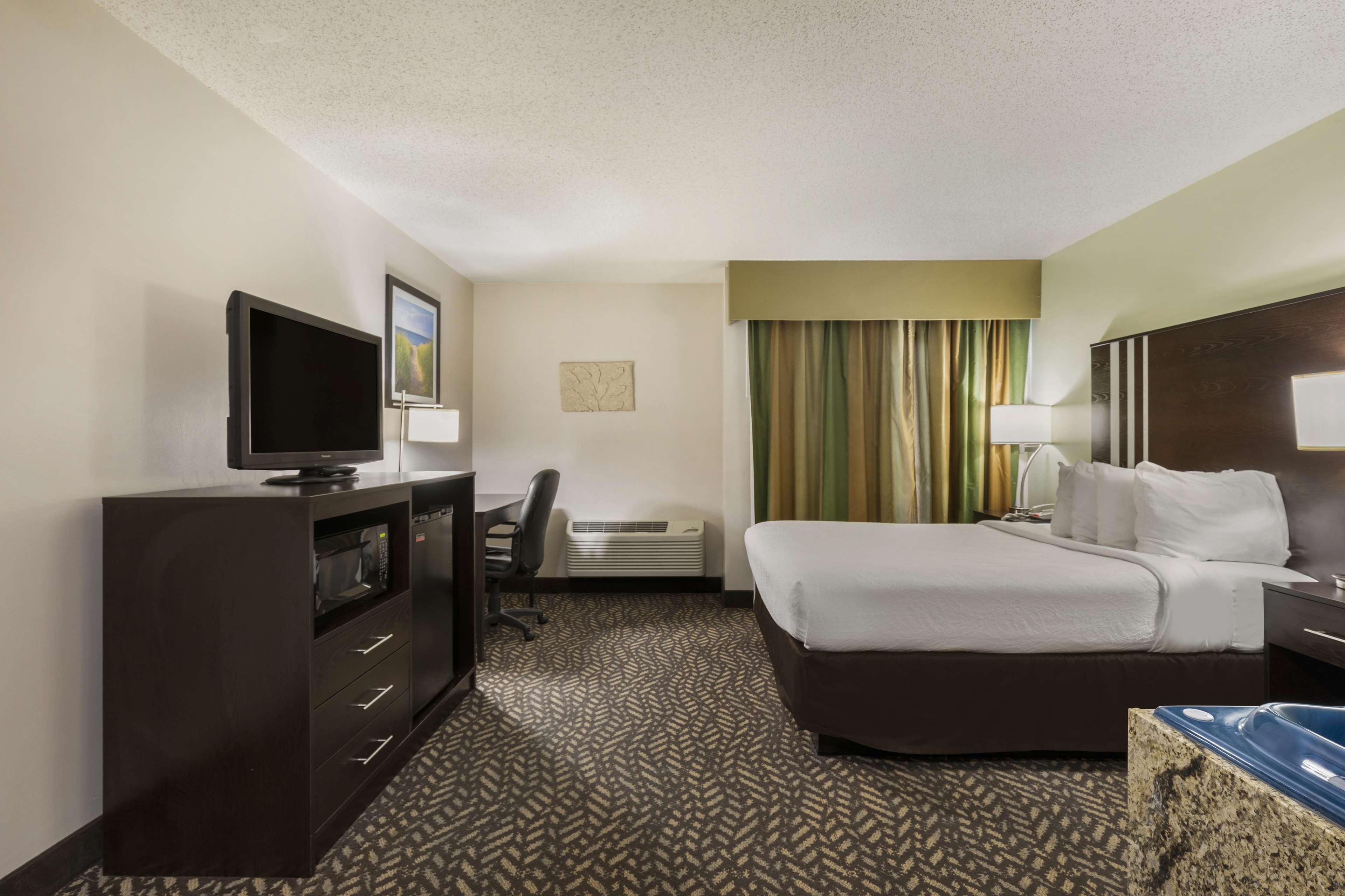 Room, Queen Bed, Jetted Tub