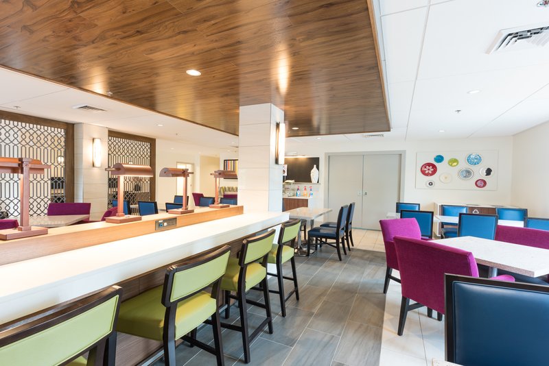 Holiday Inn Express Charleston US Hwy 17 & I-526 51/77