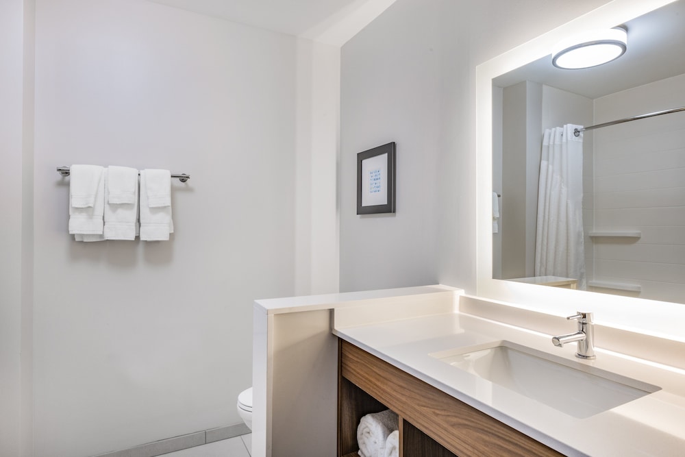 Holiday Inn Express & Suites Lincoln Downtown 24/55