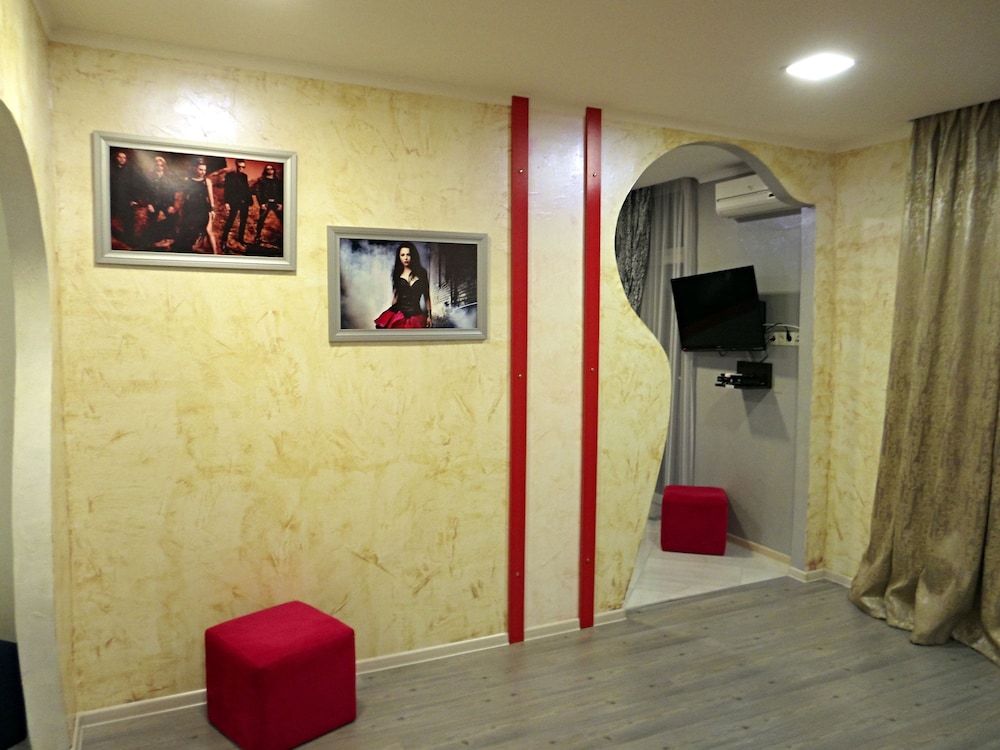 ROCK HOTEL FIRST LINE 34/80