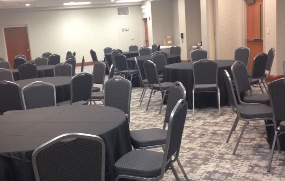 Holiday Inn Express And Suites Pigeon Forge Sevierville 42/49