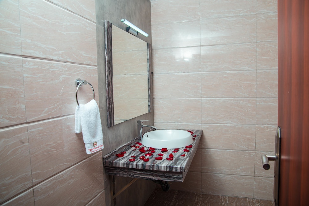Tiffany Diamond Hotel Makunganya Street 23/66