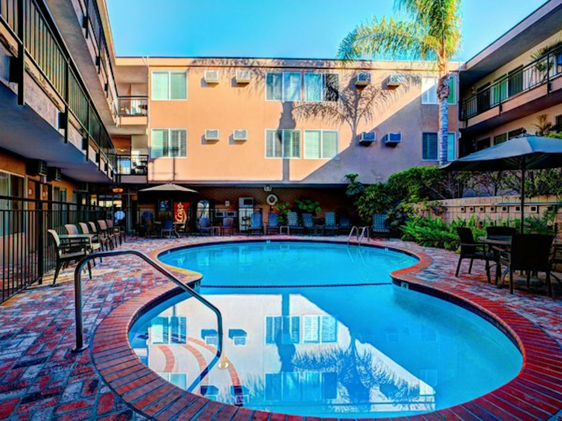 Dunes Inn Wilshire 65/72
