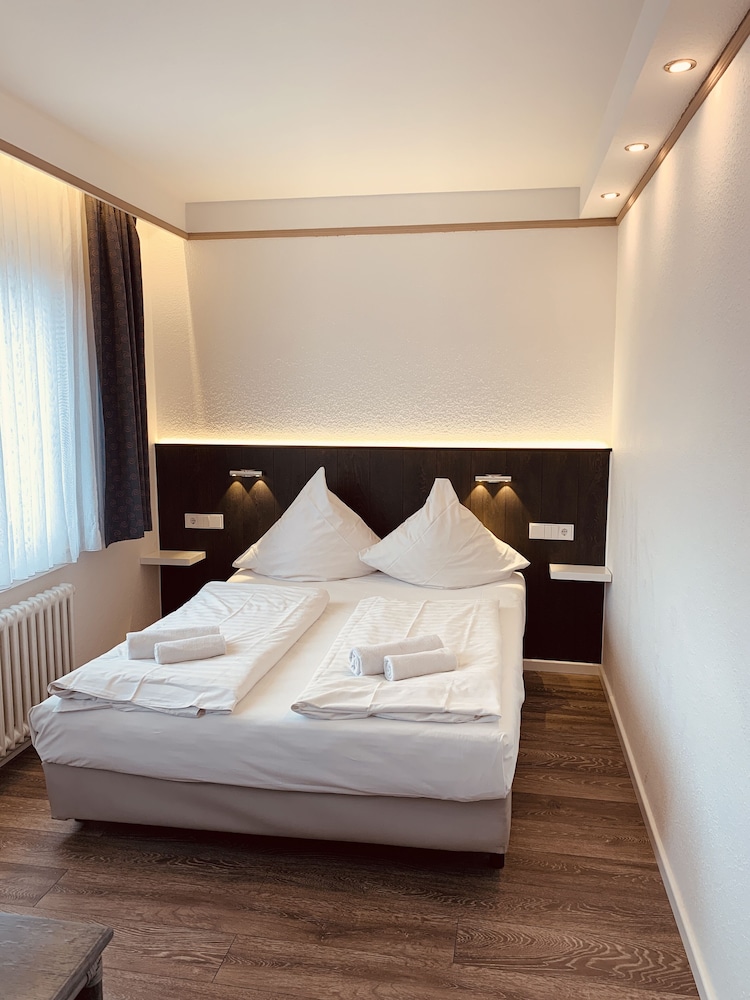 ROOM, DOUBLE BED