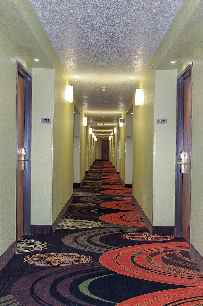 Days Inn by Wyndham Batavia Ohio 12/22