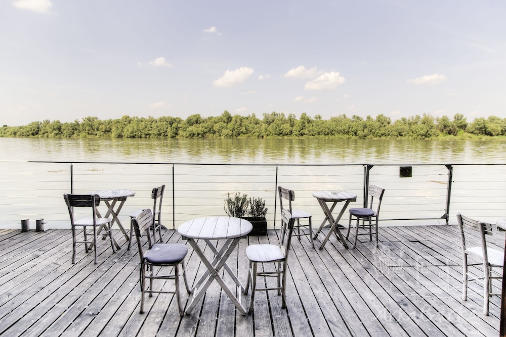 Arkabarka Floating Hostel And Apartments 54/83