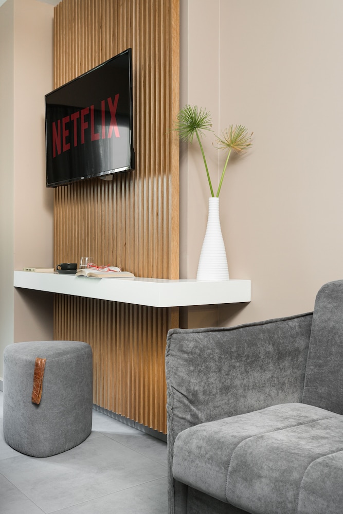 11 Enteka Acropolis Suites 33/50