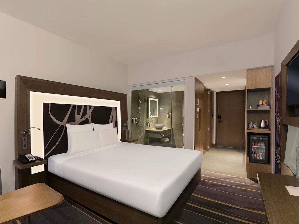 Superior, King Bed, Pool View, Novotel New Delhi Aerocity 4/8