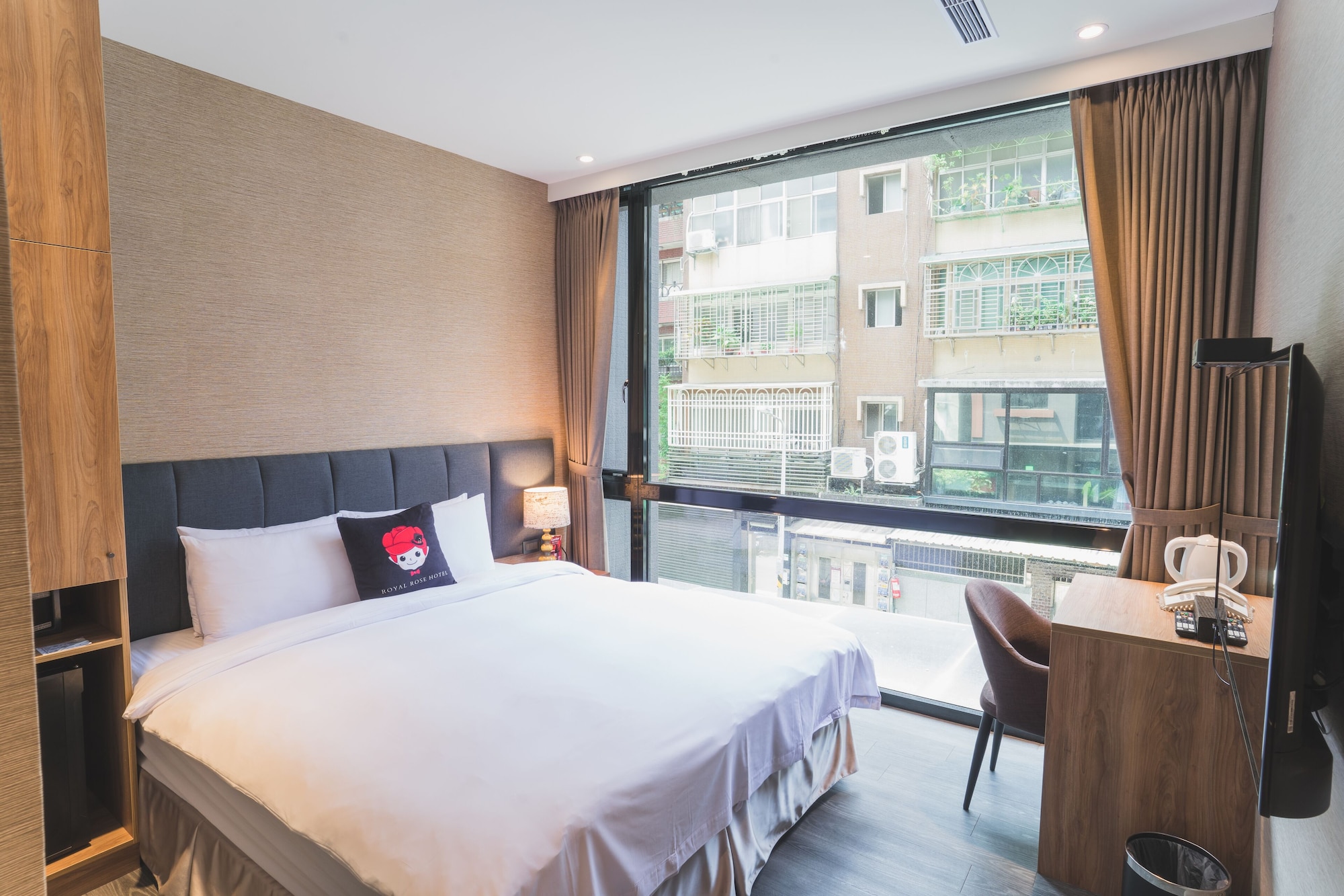 STANDARD, QUEEN BED, CITY VIEW